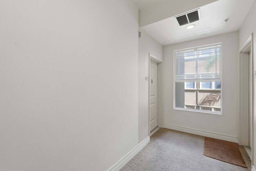 Building Photo - 917 S New Hampshire Ave
