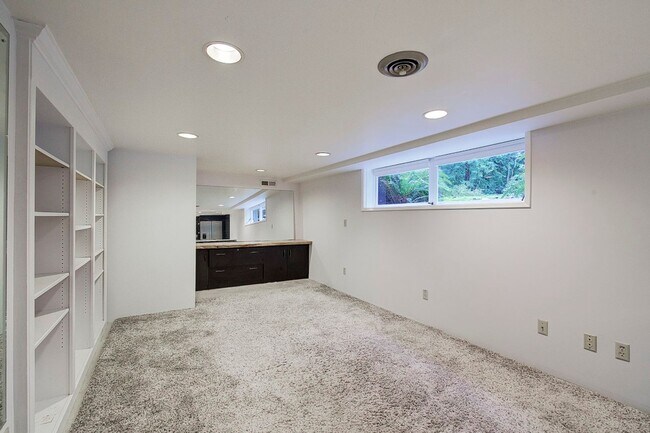 Building Photo - 5Bd/2.5Ba Redmond House