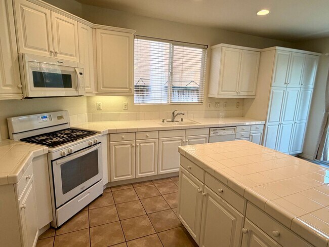 Building Photo - Beautiful 4bd 2.5ba  Murrieta Home with large yard!