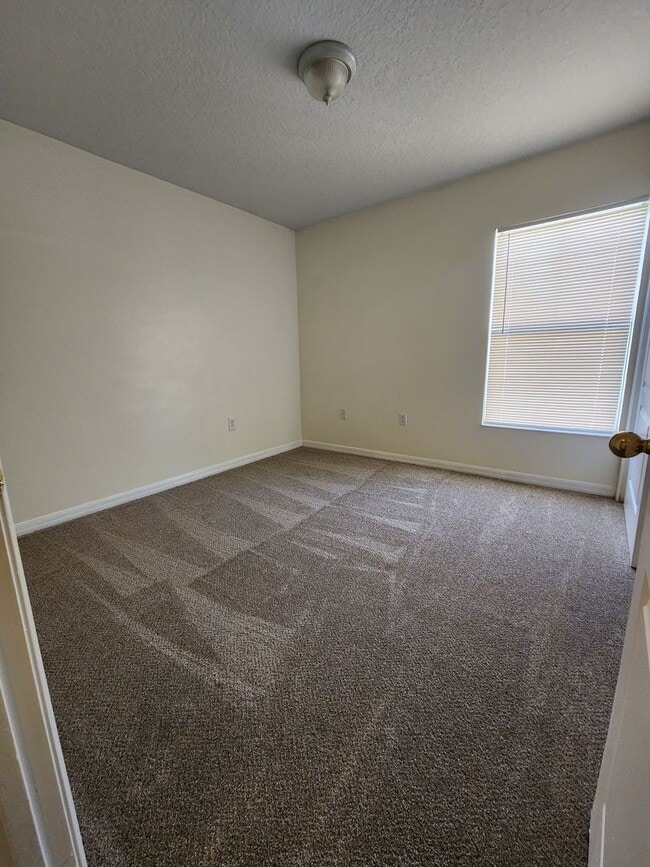 Building Photo - $1000 Off First Full Months Rent - Spacious townhome in Riverview!