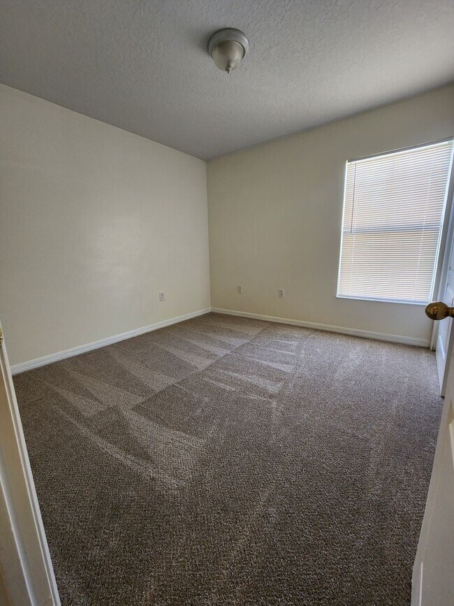 Building Photo - $300 Off First Full Months Rent-Spacious townhome in Riverview!
