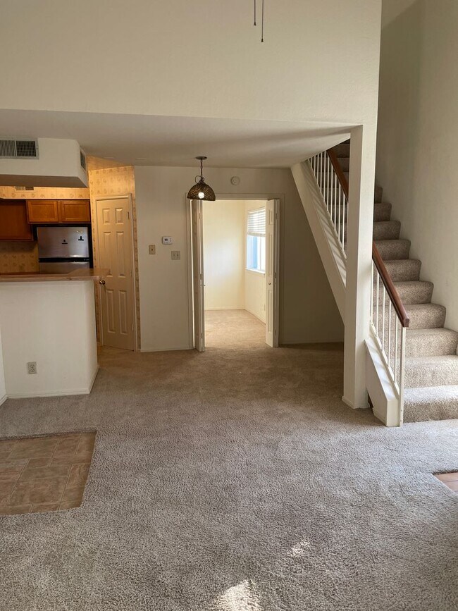 Building Photo - 2 bedroom 2 full bath loft condo, washer and dryer included