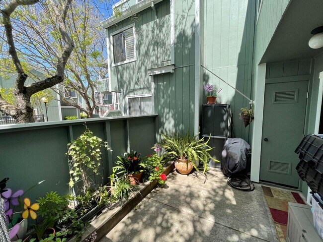 Building Photo - 2 Bed 1.5 Bath Townhome In Martinez
