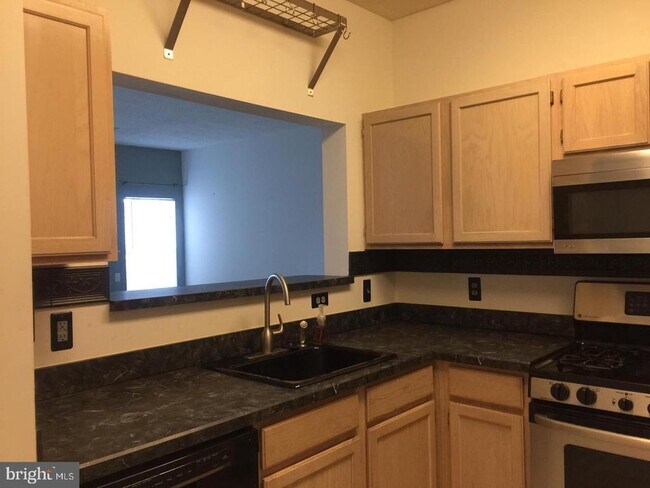 Building Photo - 1708 Lake Shore Crest Dr