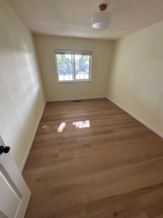 Building Photo - Stunning 4-Bedroom Home with Designer Fini...