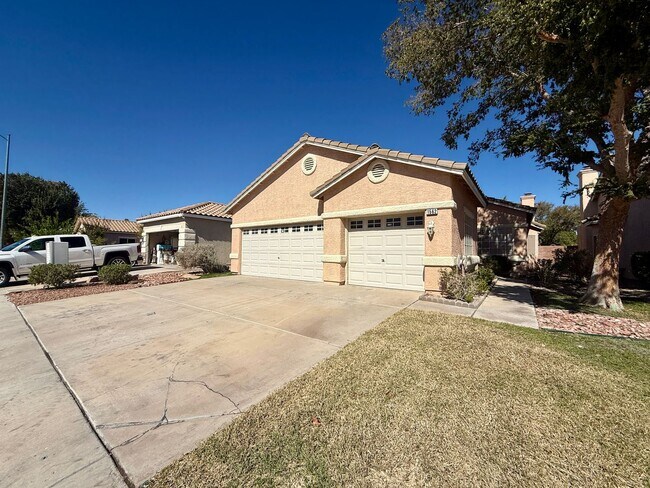 Building Photo - Beautiful open concept remodeled 3 bedroom...