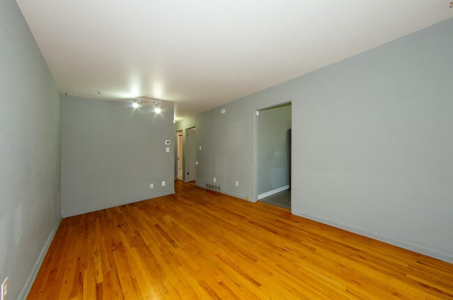 Building Photo - 513 E 9th St