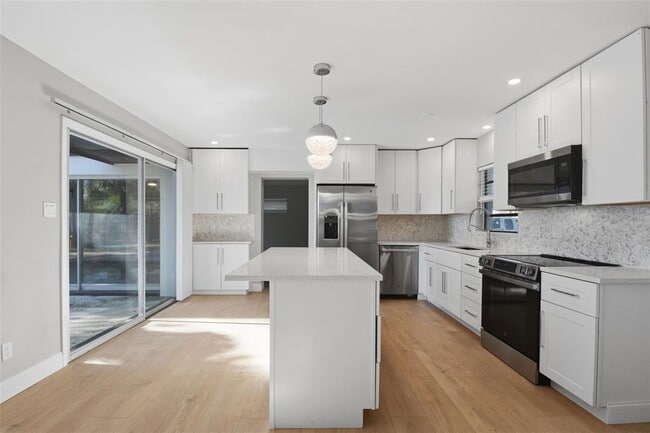 Building Photo - 405 Shore Dr E