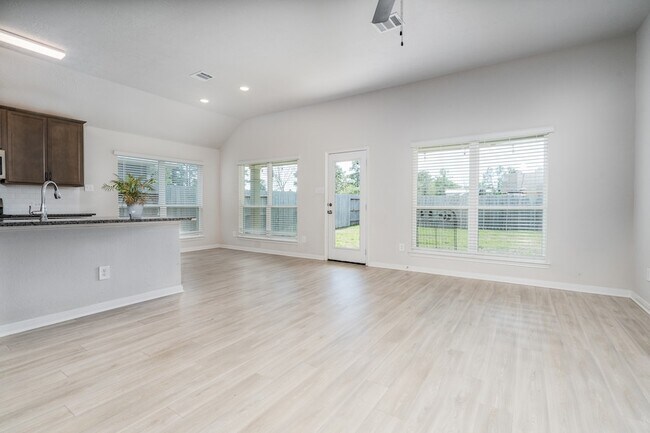 Building Photo - 911 Acorn Trail Pl