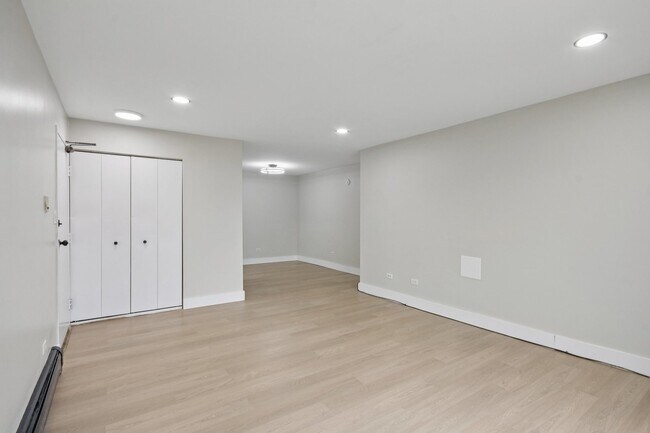 Building Photo - 226 Shorewood Dr