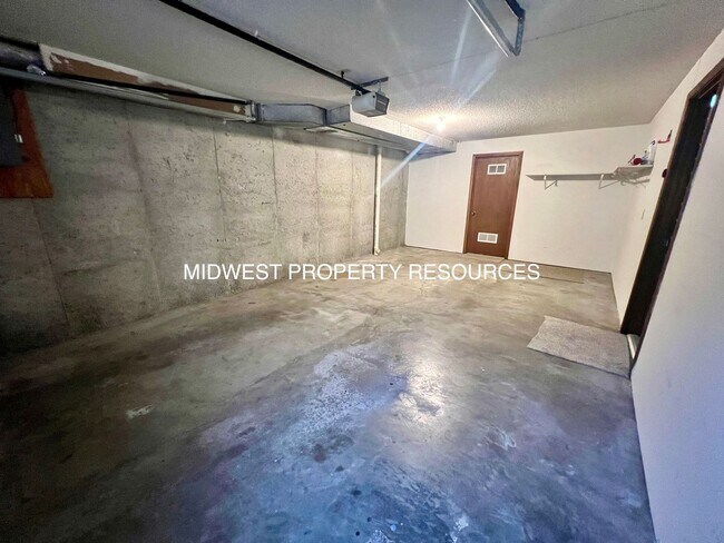 Building Photo - Freshly Updated 3 Bedroom Duplex