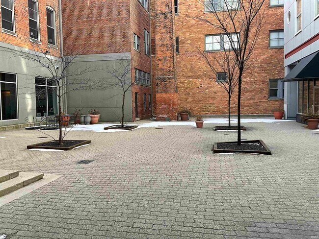 Building Photo - 112 W Washington Blvd