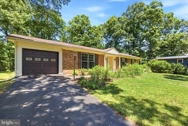Building Photo - 45320 Barefoot Dr