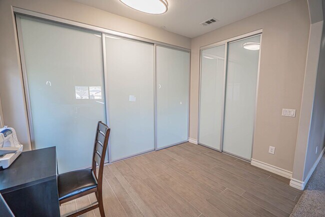 Building Photo - Beautiful 5-Bedroom Home with Outdoor Entertainer's Area in Valencia!