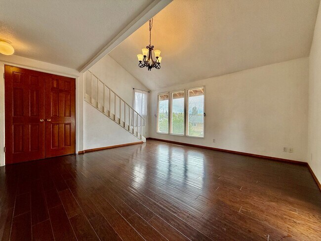 Building Photo - SCHEDULE A SHOWING TODAY TO VIEW THIS CHARMING APRATMENT IN PRINEVILLE!!