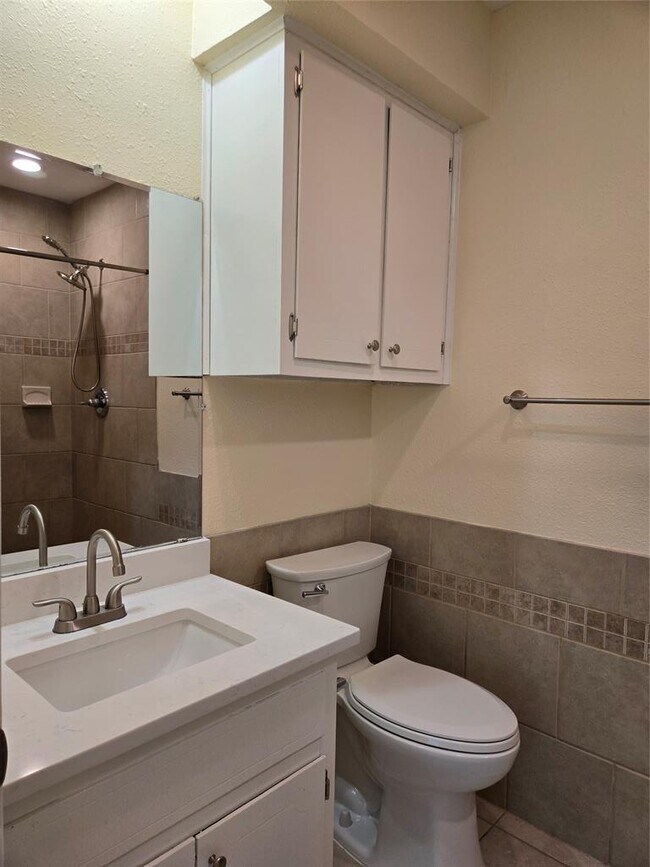 Building Photo - 6704 Clubway Ln