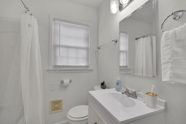 Building Photo - 812 E Olmstead Ave