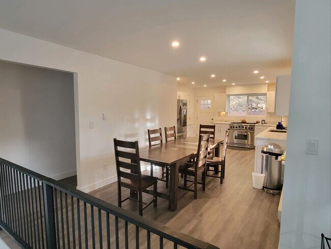 Building Photo - Spacious 4-bedroom + study home; Includes Hot tub and Pool Table - Avail. Now!