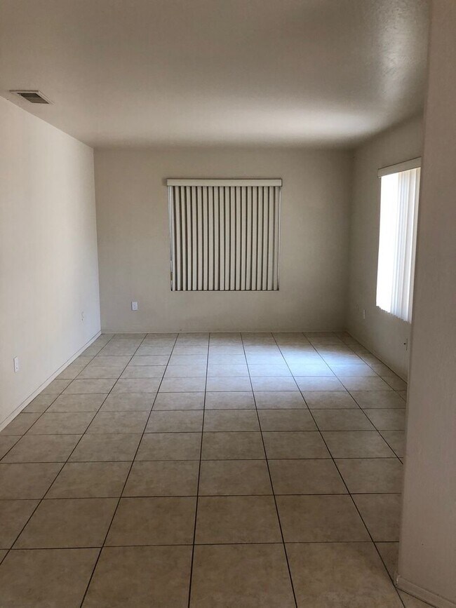 Building Photo - 3 Bedroom - 2 story corner lot - Glendale ...