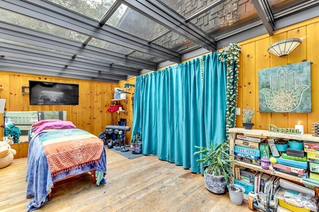 Building Photo - 3 bd 2 ba country cabin close to town