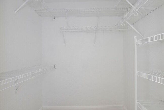 Building Photo - Lovely 3/2.5 Spacious Home with a Large Ba...
