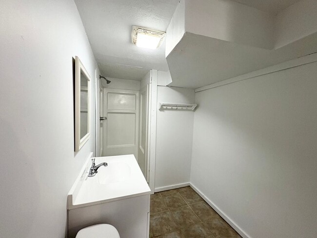 Building Photo - Attached Garage 3 Bed 2 Bath