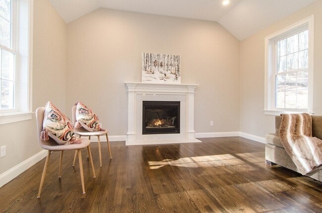 Building Photo - 718 Main St