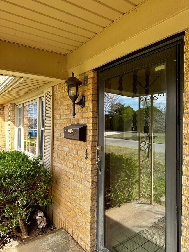 Building Photo - 3 Bedroom