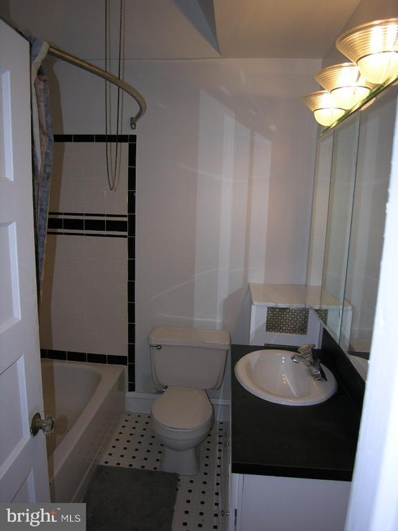 Building Photo - 577 Green Ln
