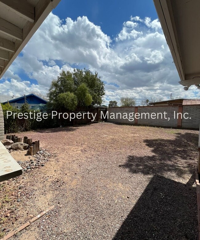 Building Photo - Welcome to This Lovely 3/2.5 East Side Home!!