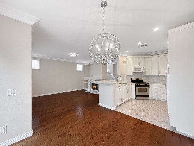 Building Photo - Great 3B/2.5BA House in Gated Community in...