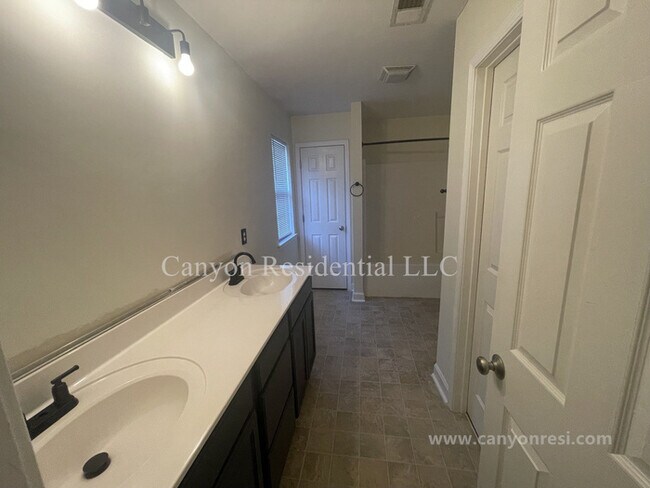 Building Photo - 1604 Cedrow Dr