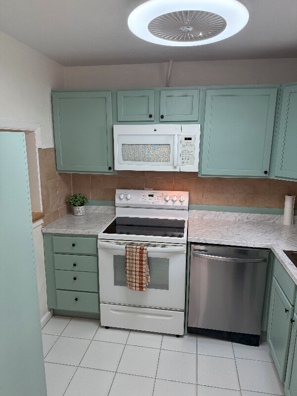 Building Photo - 2421 N Oleander Ave