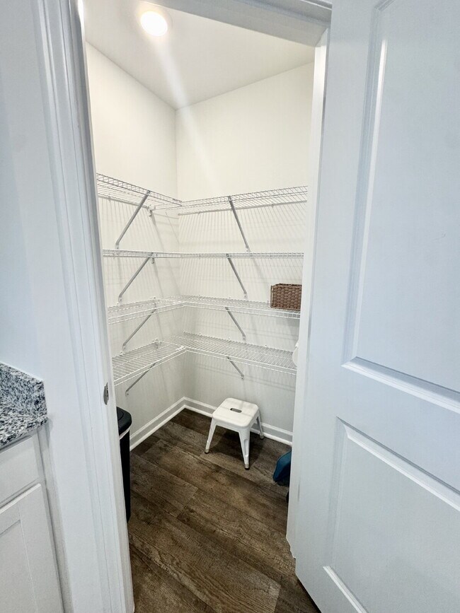 Building Photo - Brand new townhome - Perfect for students or families