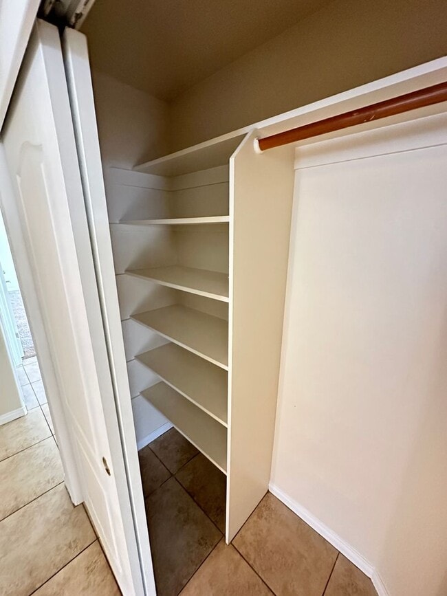 Building Photo - Charming 3-Bed, 2-Bath Home for Rent in Bakersfield, CA!