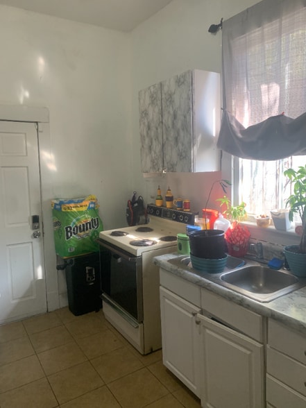 Building Photo - 1014 W 39th St