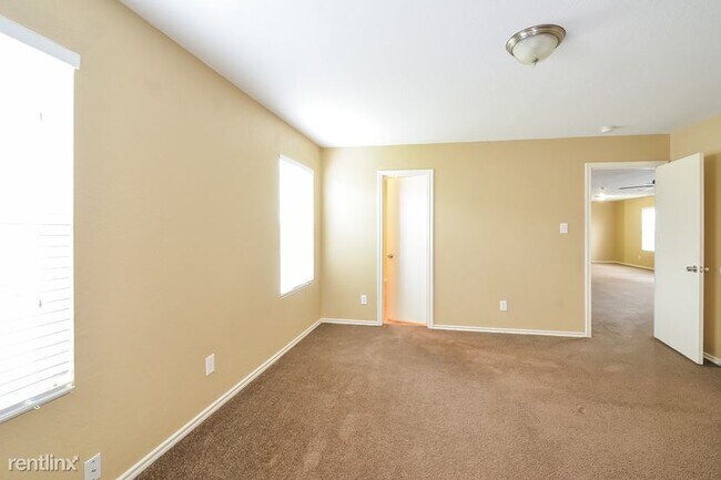 Building Photo - 6 br, 2.5 bath House - 3818 Amber Chase