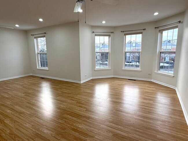 Building Photo - 362 Town Pl Cir