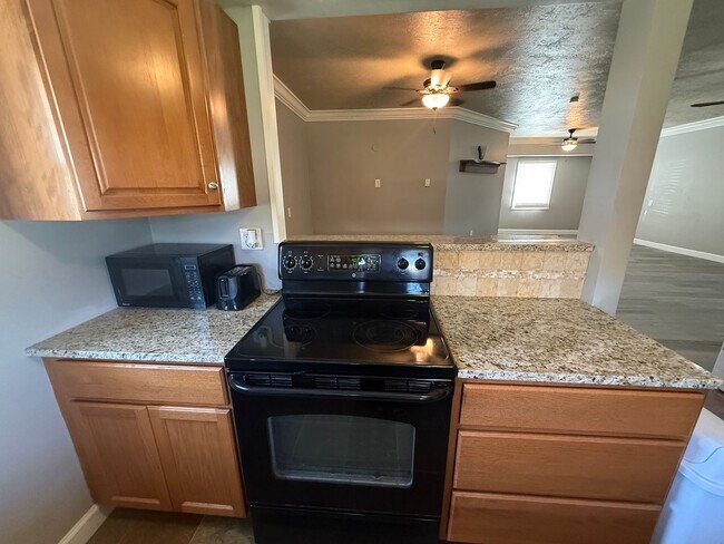 Building Photo - Private Charming Home!