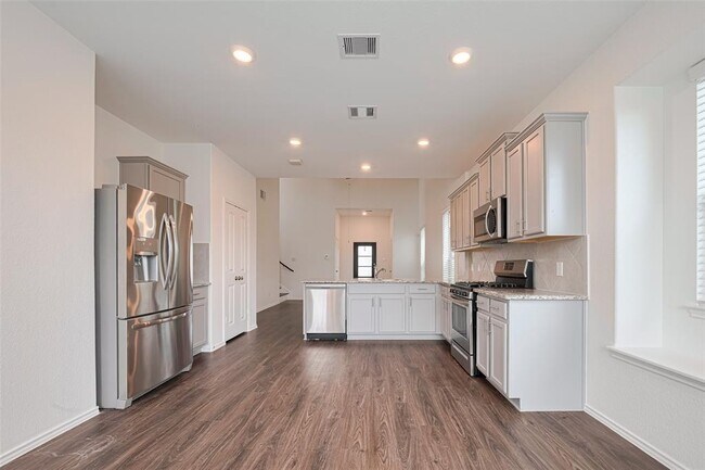 Building Photo - 18414 Hilltop Climb Dr
