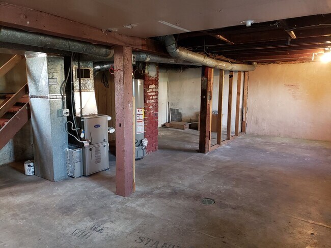 Building Photo - No Security Deposit W/ Rhino! Charming Alb...