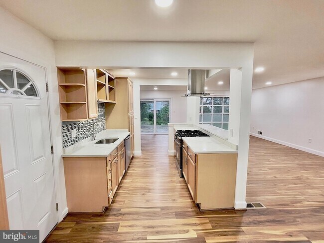 Building Photo - 1402 Mullins St