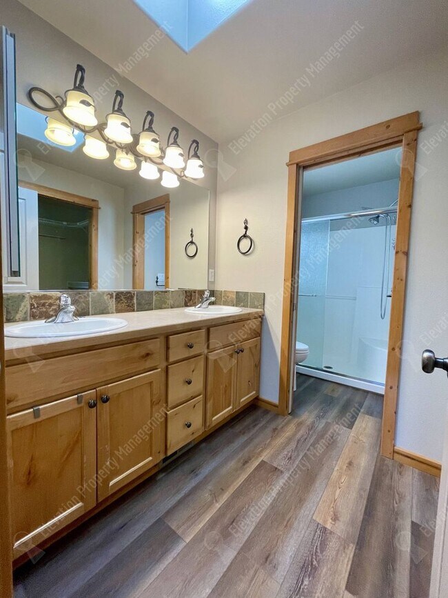 Building Photo - 3-BR mountain-style home in SE Bend