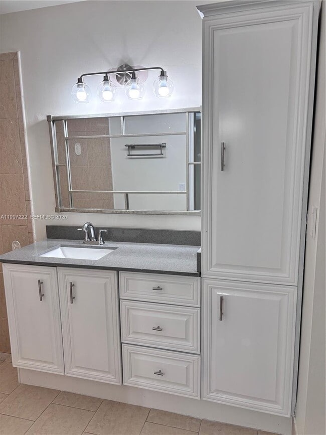 Building Photo - 821 W Beckley Square