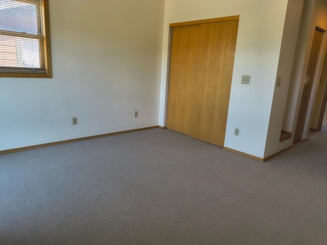 Building Photo - 404 Bayview Dr