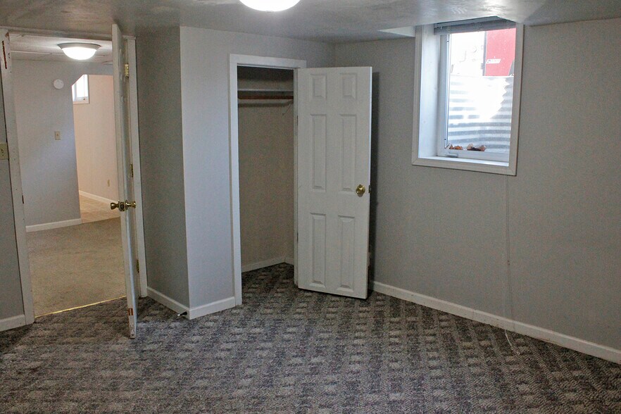 Building Photo - 909 6th Ave