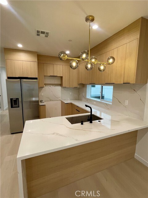 Building Photo - 613 W 41st Pl