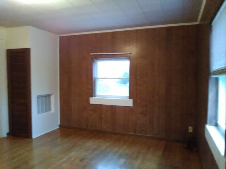 Building Photo - 2114 Oakridge Dr