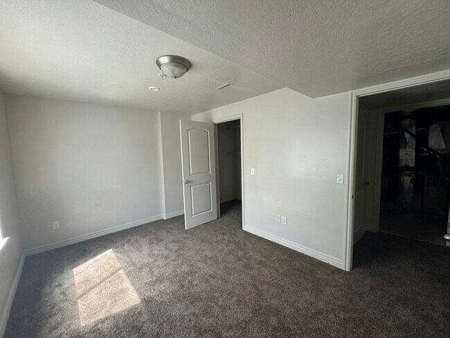 Building Photo - 83 930 E