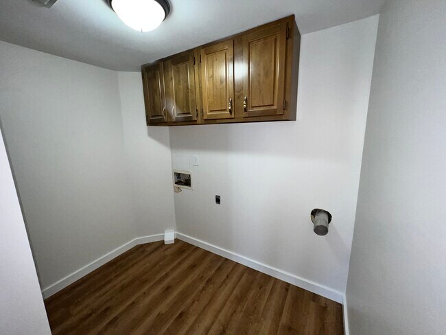 Laundry - 1817 N Evergreen Ln